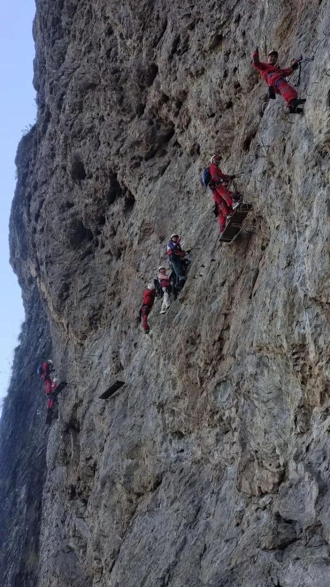 Độc lạ 'tắc núi' ở Trung Quốc, du khách chôn chân giữa vách đá thẳng đứng- Ảnh 3.