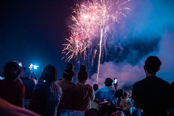 Chùm ảnh: Náo nức đi xem pháo hoa trên bầu trời Điện Biên Phủ- Ảnh 7.