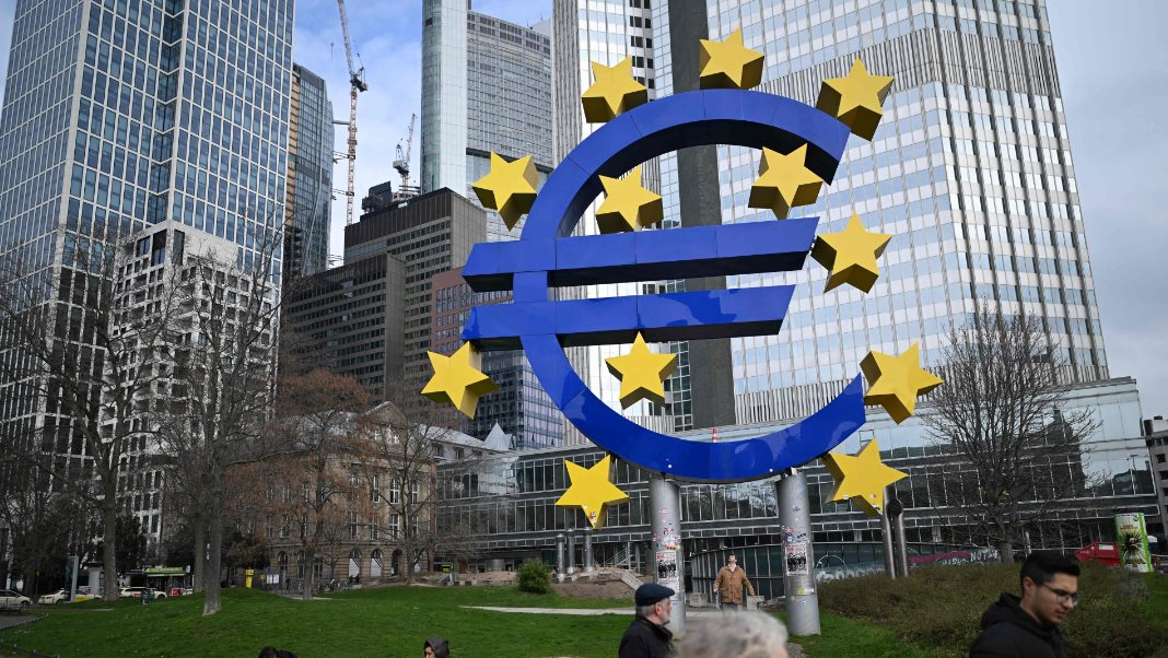 Chuyên gia kinh tế trưởng ECB lên tiếng: Khả năng cắt giảm lãi suất ngày một tăng- Ảnh 1.
