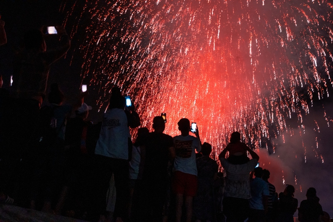 Chùm ảnh: Náo nức đi xem pháo hoa trên bầu trời Điện Biên Phủ- Ảnh 9.