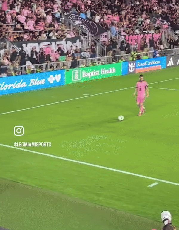 Messi có hành động bất ngờ khi được vệ sĩ ném cho trái bóng, fan khen ngợi khi biết lý do đằng sau- Ảnh 2.