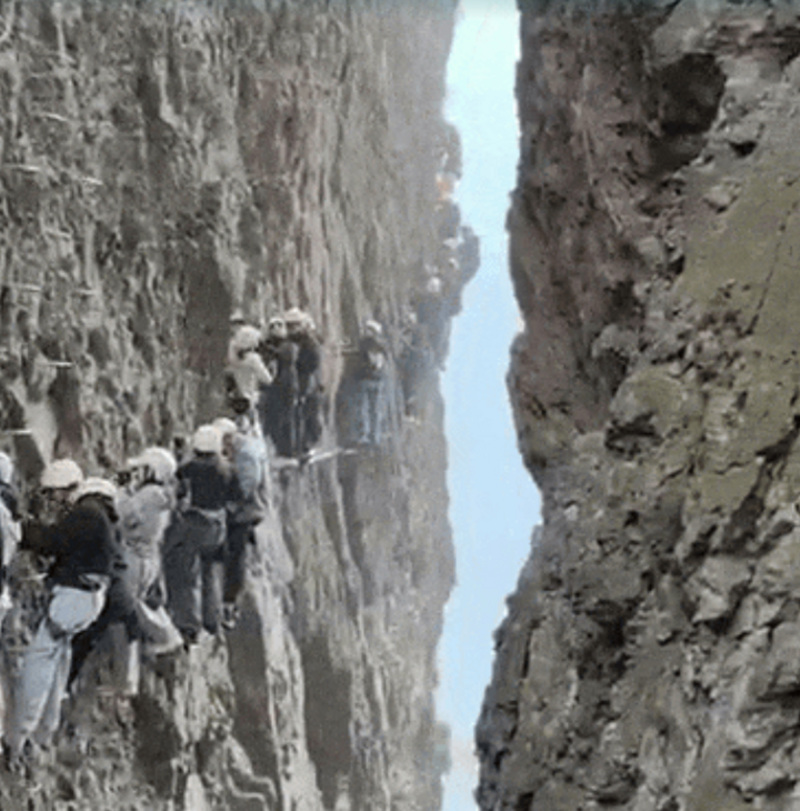 Độc lạ 'tắc núi' ở Trung Quốc, du khách chôn chân giữa vách đá thẳng đứng- Ảnh 1.