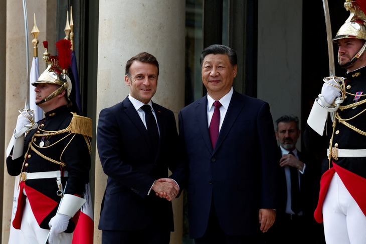 Tổng thống Pháp Emmanuel Macron bắt tay Chủ tịch Trung Quốc Tập Cận Bình tại Paris ngày 6-5. Ảnh: Reuters