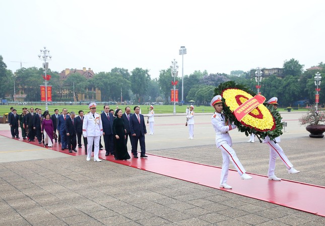 Lãnh đạo Đảng, Nhà nước vào Lăng viếng Chủ tịch Hồ Chí Minh- Ảnh 1.