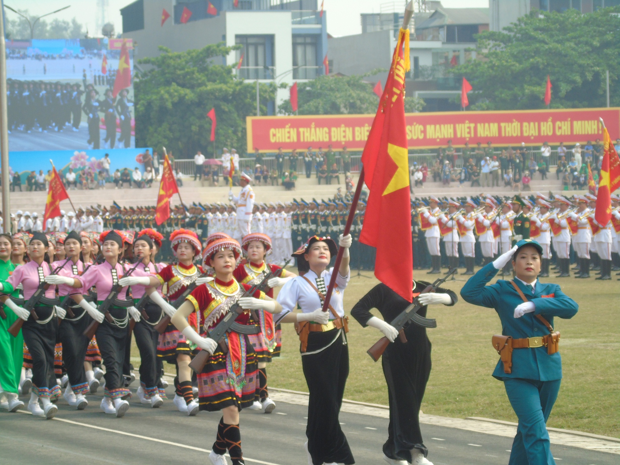 Hàng vạn du khách đổ về Điện Biên Phủ trước giờ đại lễ- Ảnh 38.