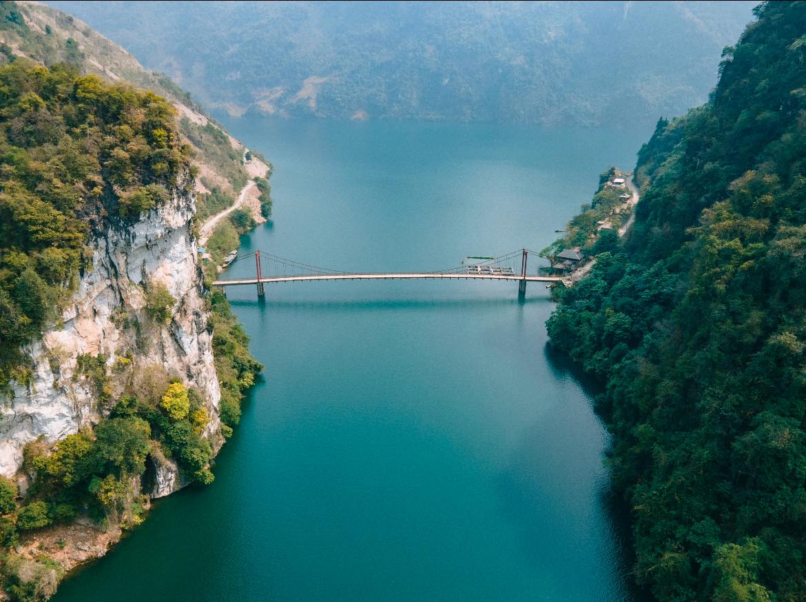 Phát hiện cây cầu treo đẹp như tranh vẽ giữa núi rừng Điện Biên, nhiều người không ngờ đây là khung cảnh tại Việt Nam- Ảnh 1.