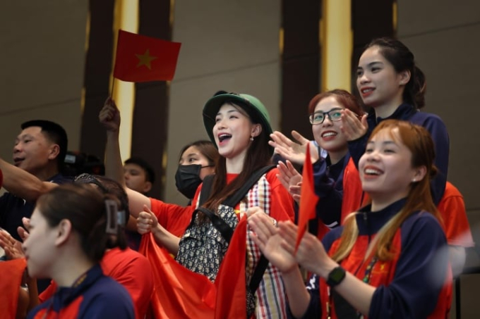 Hòa Minzy hào hứng xem diễu binh tại Điện Biên, mải mê đến mức bị nhắc nhở vì lấn đường- Ảnh 4.