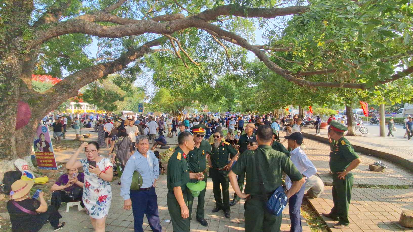 Hàng vạn du khách đổ về Điện Biên Phủ trước giờ đại lễ- Ảnh 25.