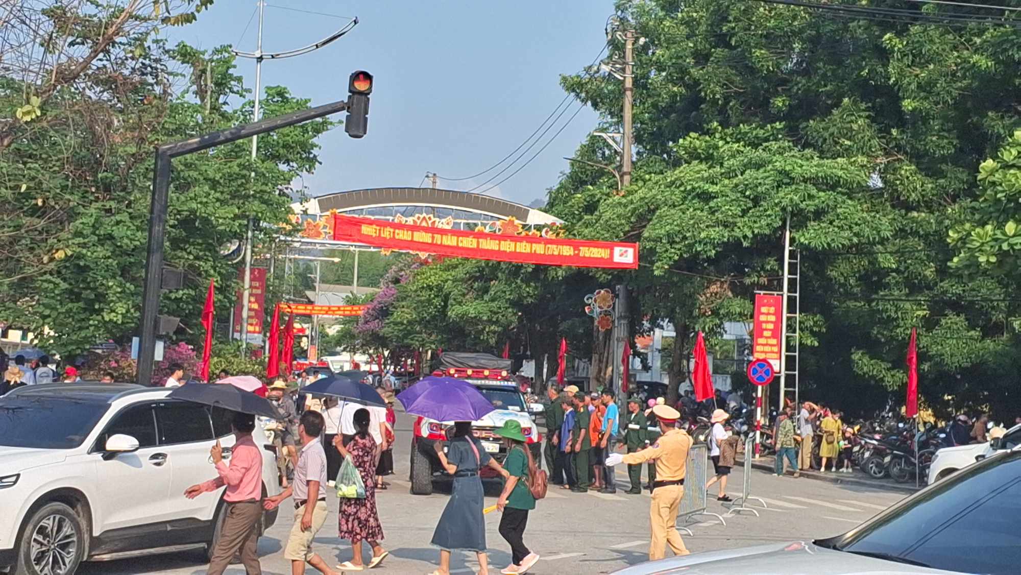 Hàng vạn du khách đổ về Điện Biên Phủ trước giờ đại lễ- Ảnh 27.