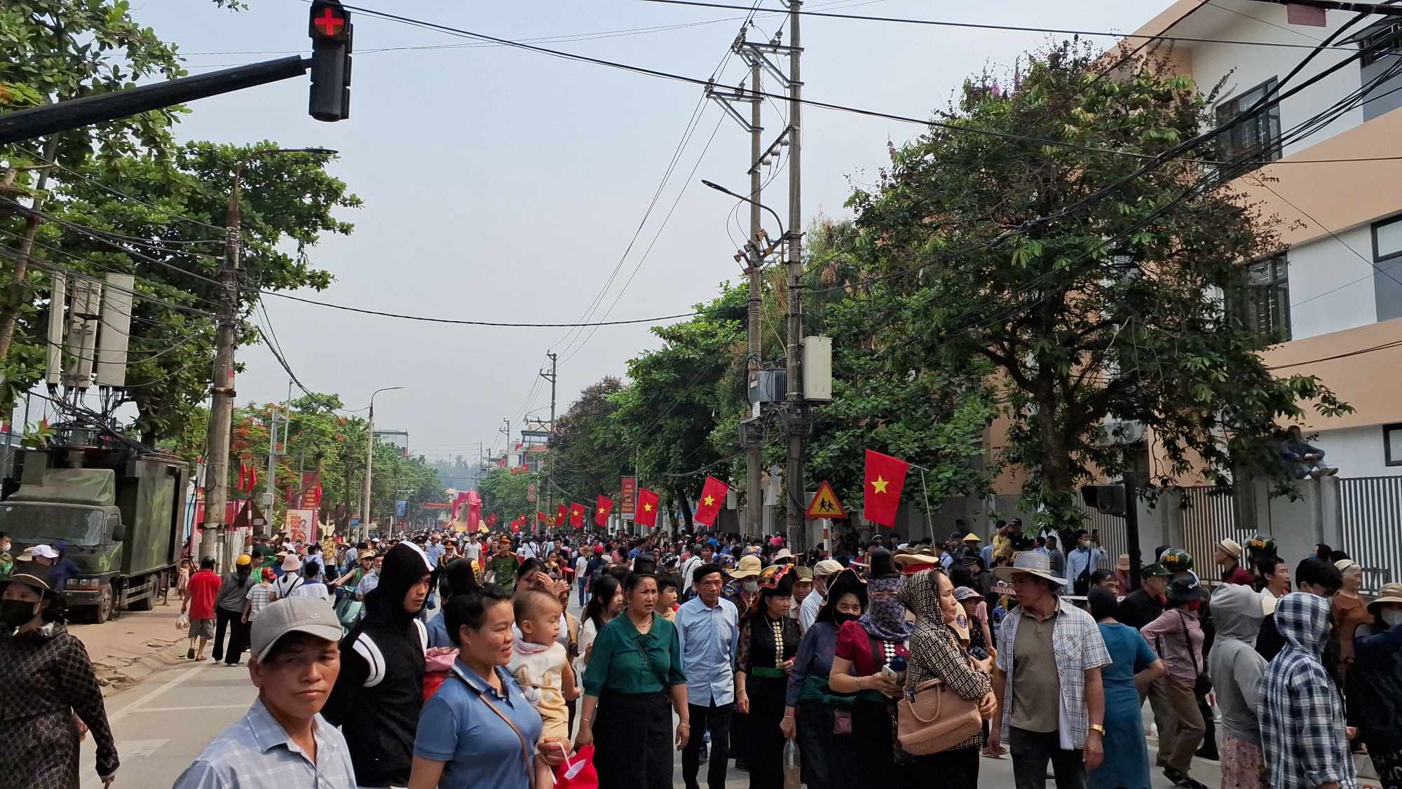 Hàng vạn du khách đổ về Điện Biên Phủ trước giờ đại lễ- Ảnh 29.