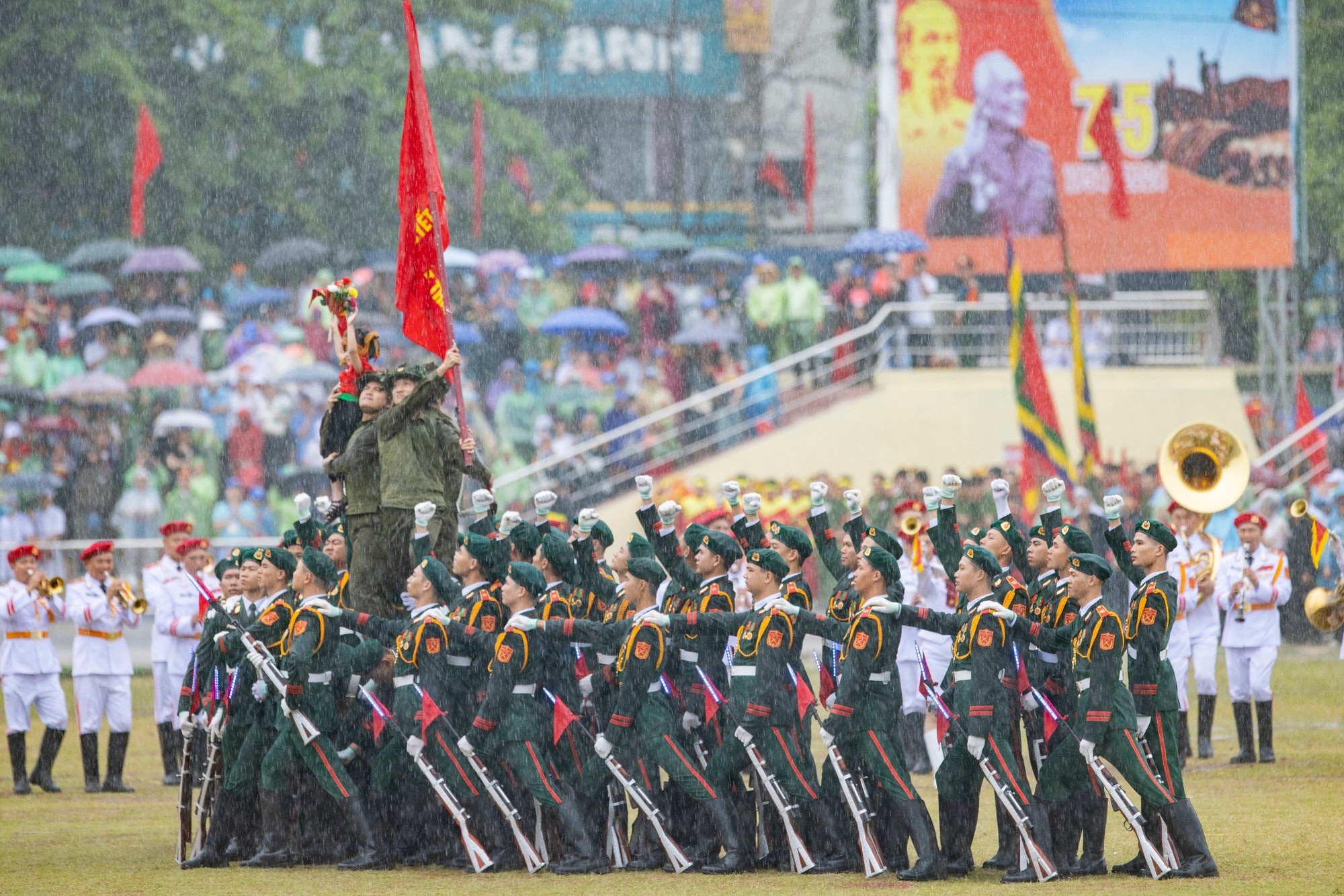 Danh tính dàn MC có giọng đọc thuyết minh 'thấm tận từng giác quan' tại lễ diễu binh, diễu hành kỷ niệm 70 năm chiến thắng Điện Biên Phủ- Ảnh 13.