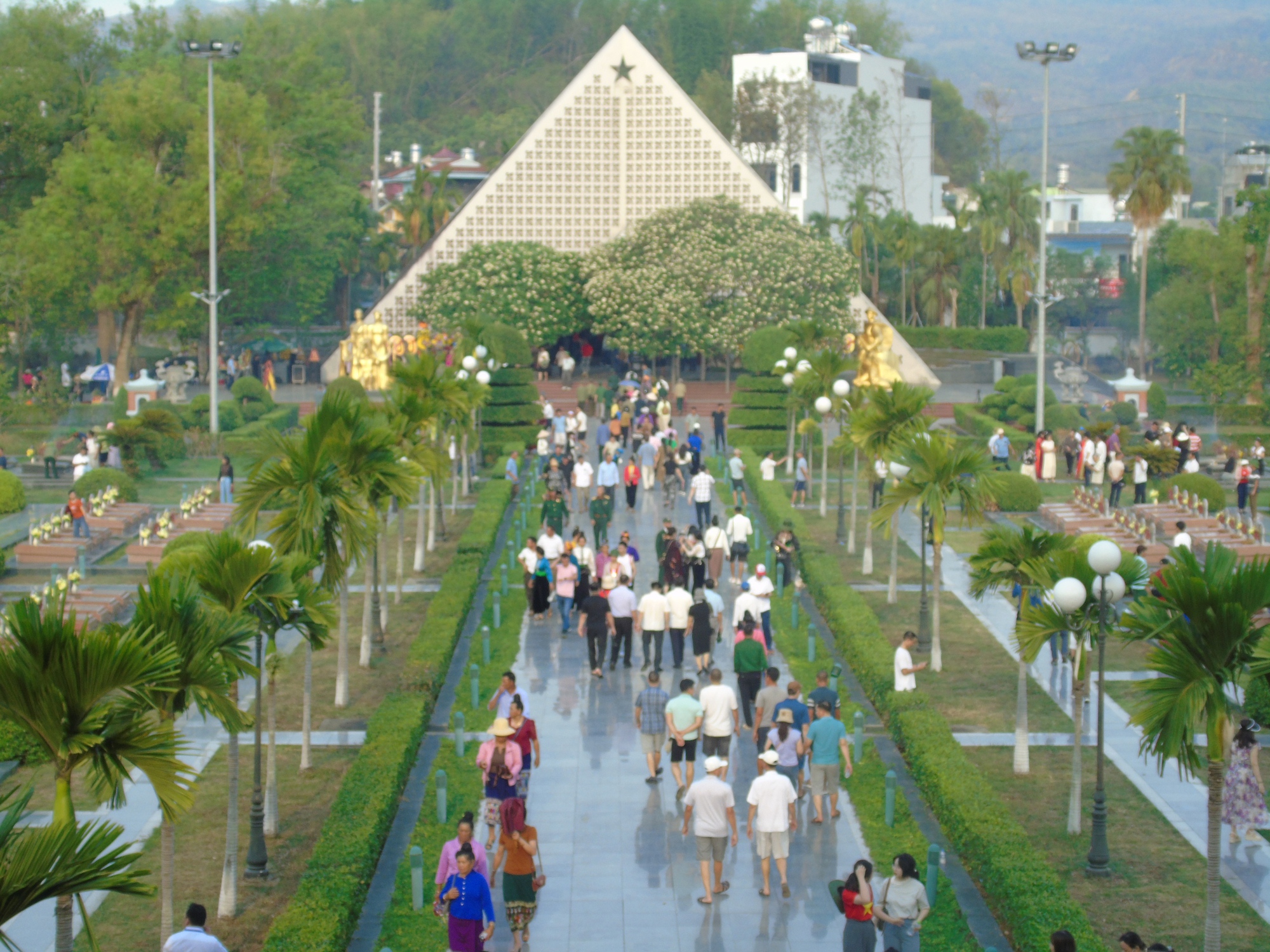 Hàng vạn du khách đổ về Điện Biên Phủ trước giờ đại lễ- Ảnh 16.