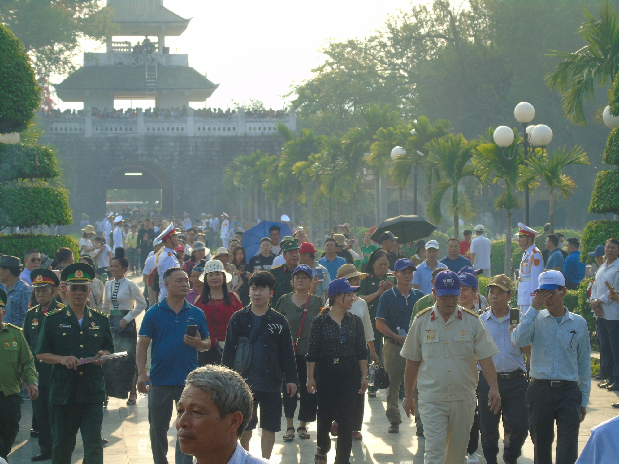 Hàng vạn du khách đổ về Điện Biên Phủ trước giờ đại lễ- Ảnh 18.
