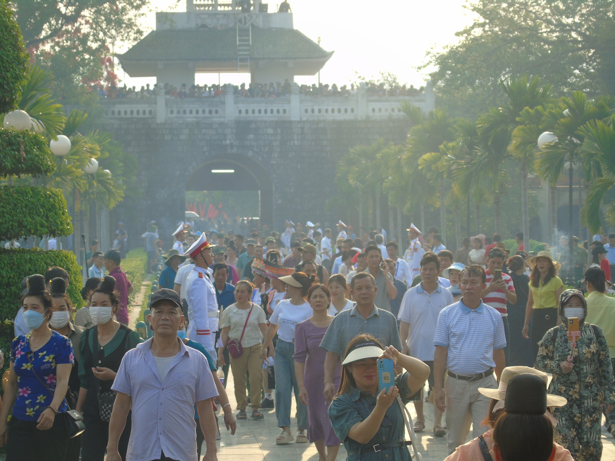 Hàng vạn du khách đổ về Điện Biên Phủ trước giờ đại lễ- Ảnh 1.
