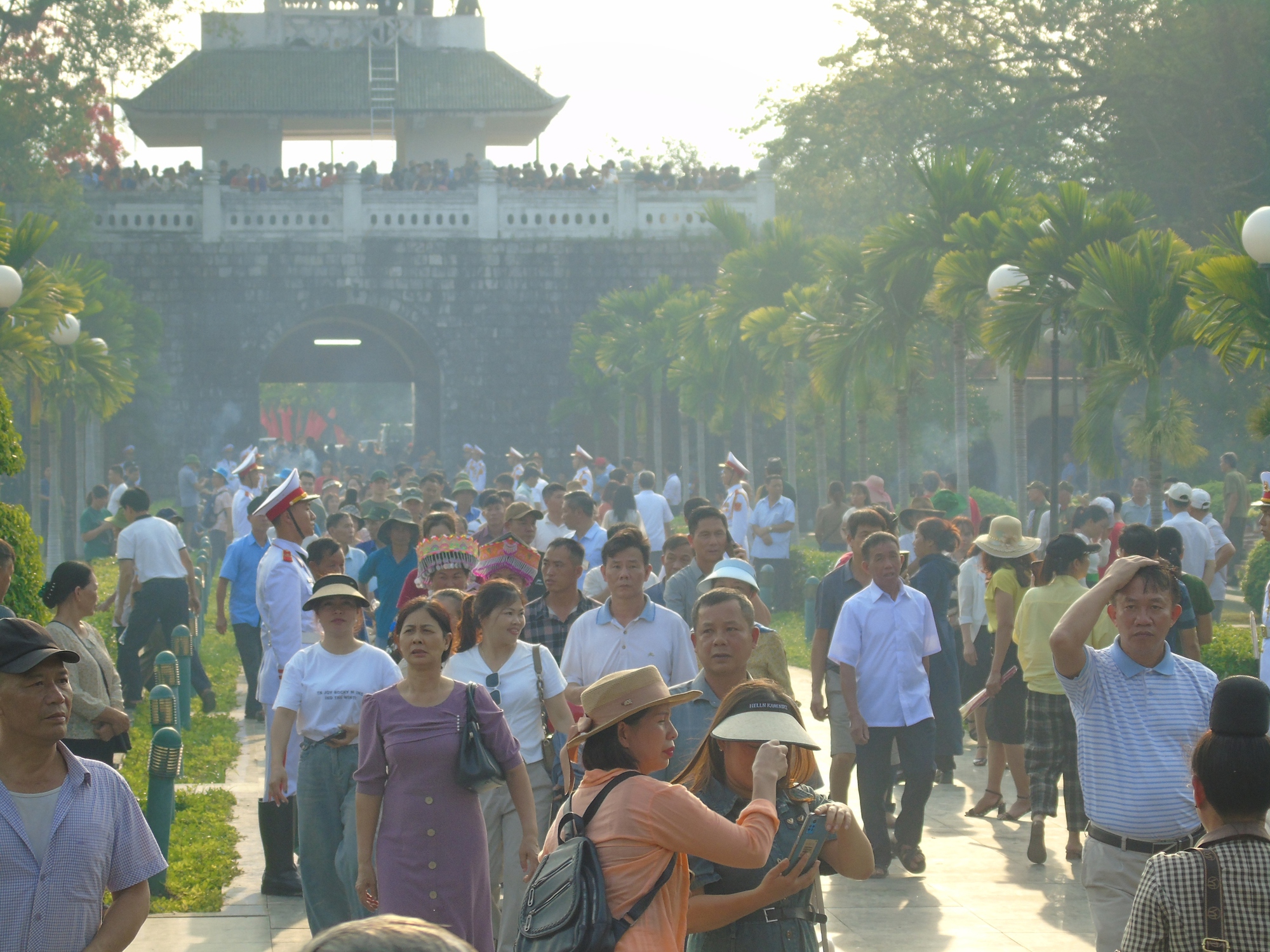 Hàng vạn du khách đổ về Điện Biên Phủ trước giờ đại lễ- Ảnh 7.