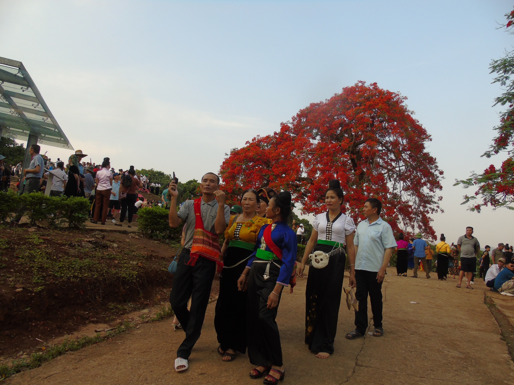 Hàng vạn du khách đổ về Điện Biên Phủ trước giờ đại lễ- Ảnh 14.