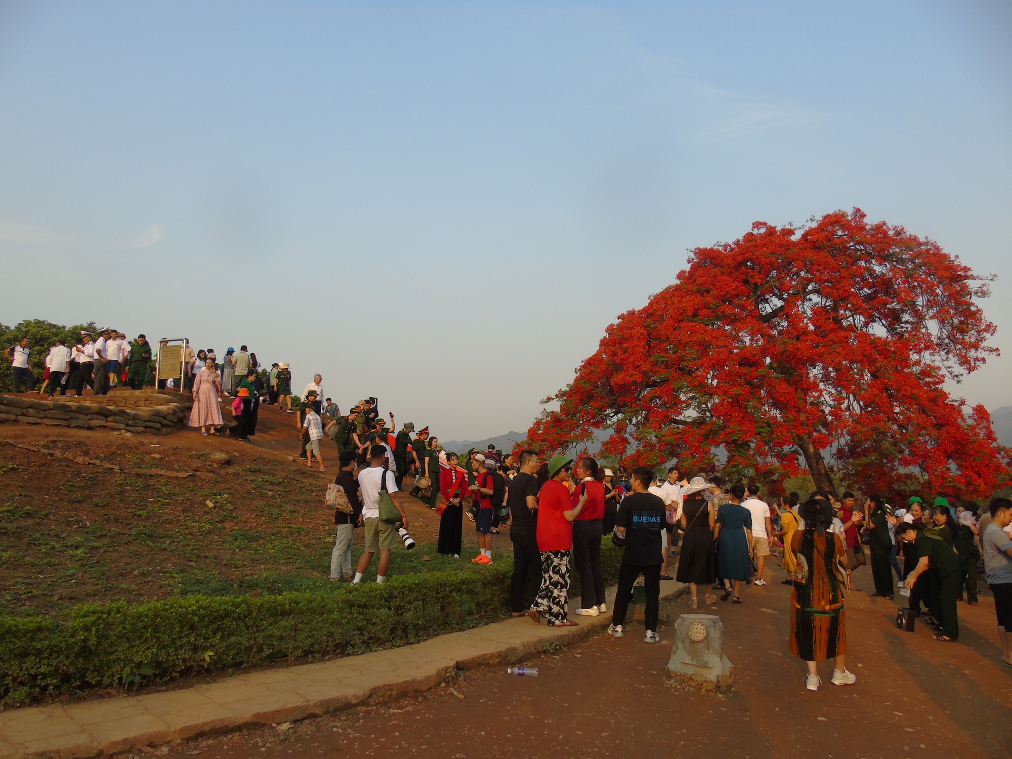 Hàng vạn du khách đổ về Điện Biên Phủ trước giờ đại lễ- Ảnh 8.