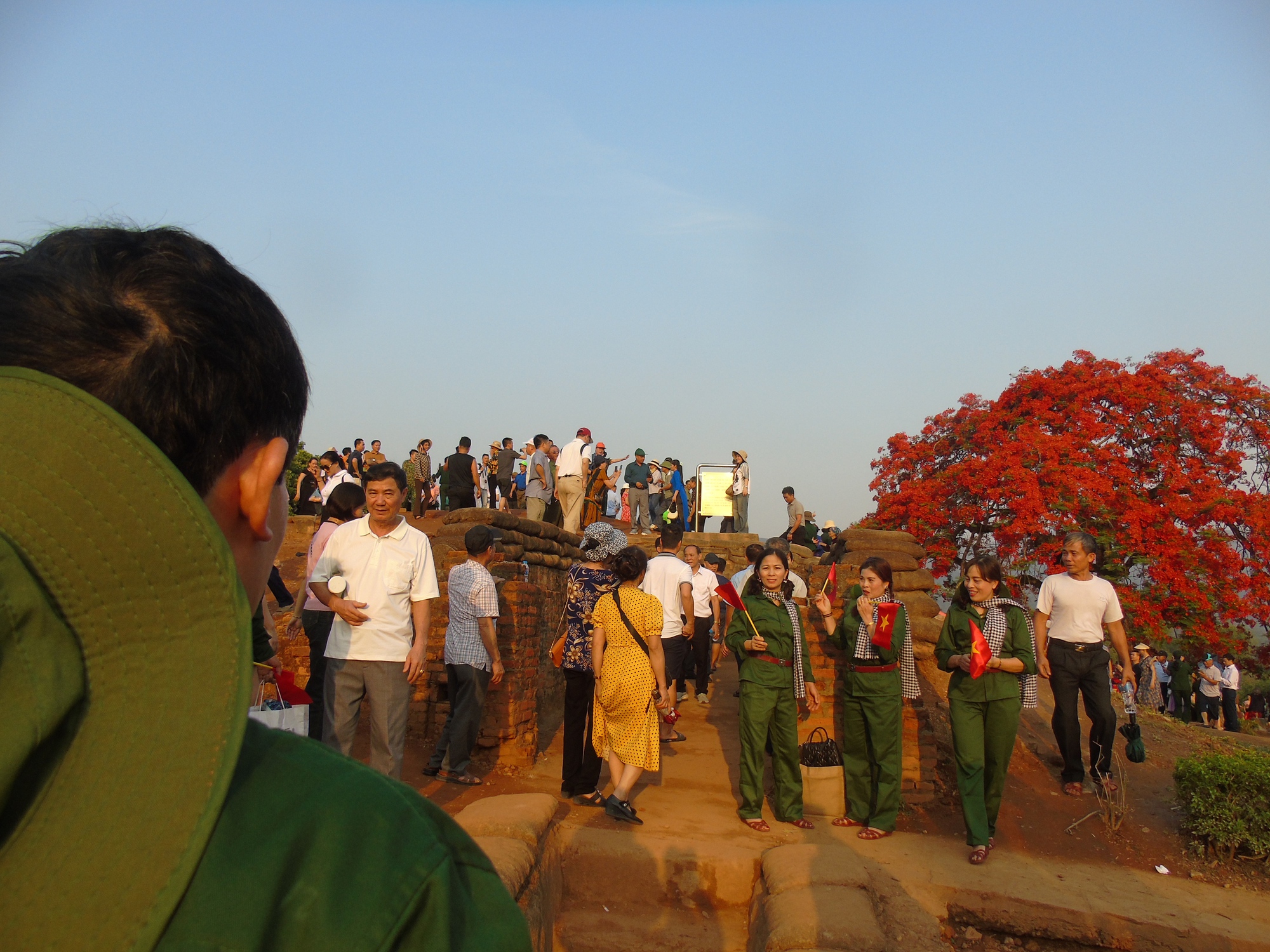 Hàng vạn du khách đổ về Điện Biên Phủ trước giờ đại lễ- Ảnh 13.