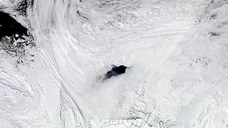 Hố băng bí ẩn ở Nam Cực có kích thước bằng cả Thụy Sĩ liên tục nứt ra không rõ lý do: Các nhà khoa học cuối cùng cũng tìm ra câu trả lời- Ảnh 1.