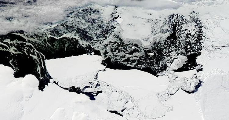 Hố băng bí ẩn ở Nam Cực có kích thước bằng cả Thụy Sĩ liên tục nứt ra không rõ lý do: Các nhà khoa học cuối cùng cũng tìm ra câu trả lời- Ảnh 2.