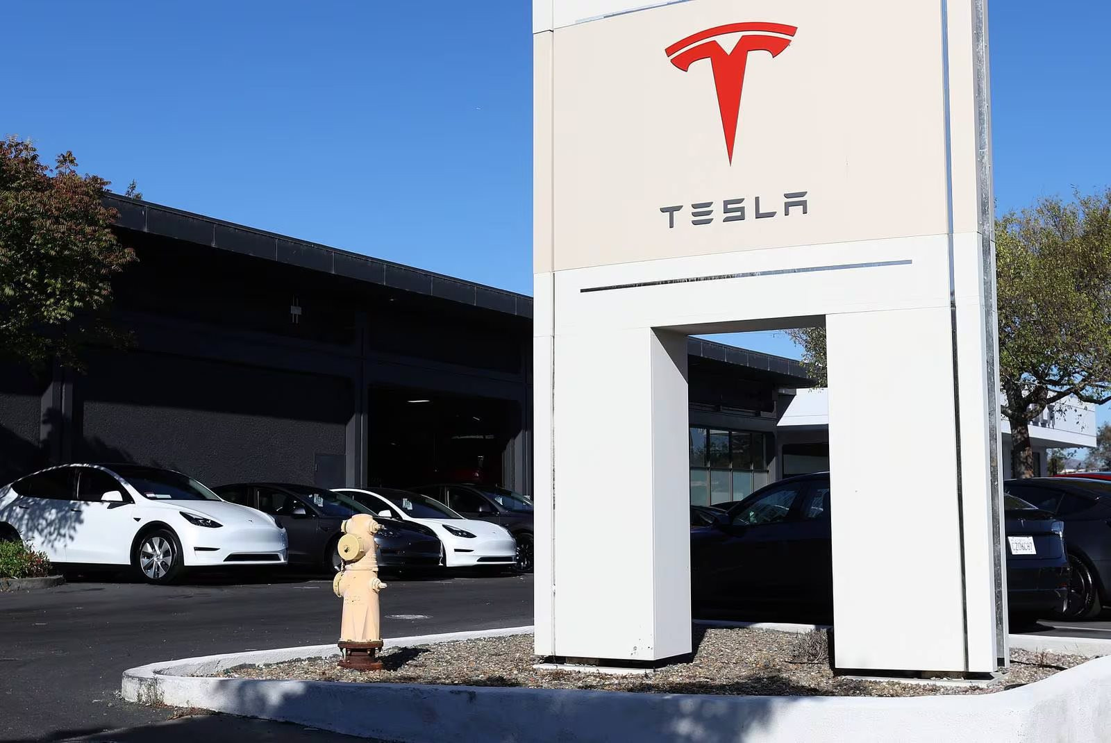 Vừa giải tán nguyên đội phát triển sạc xe điện, Elon Musk lại tiếp tục cho hàng loạt nhân viên thuộc các bộ phận khác ‘bay màu’: Điều gì đang xảy ra tại Tesla?- Ảnh 1.