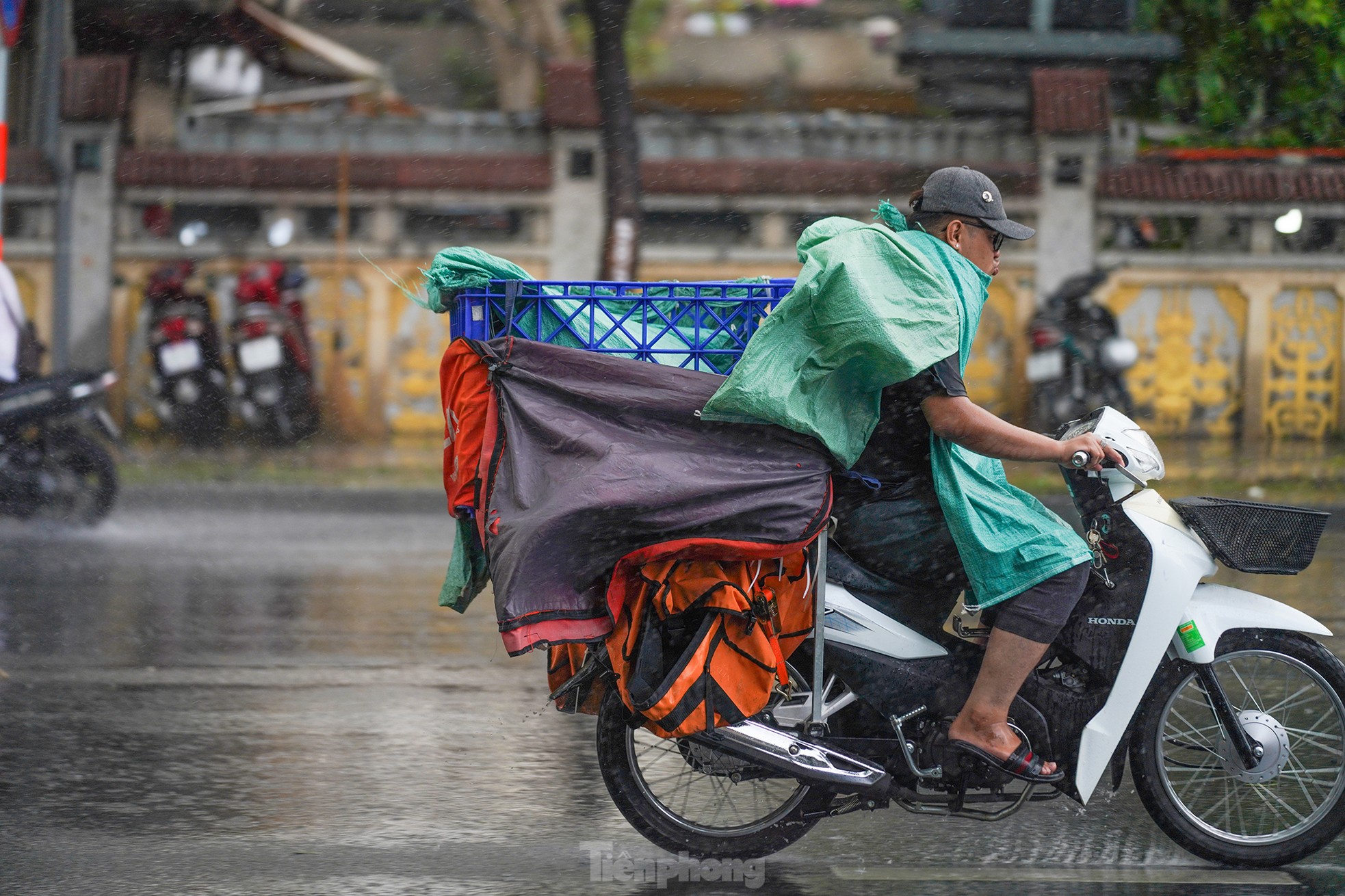 Mưa trắng trời ở TPHCM, nhiều người không kịp trở tay- Ảnh 4.