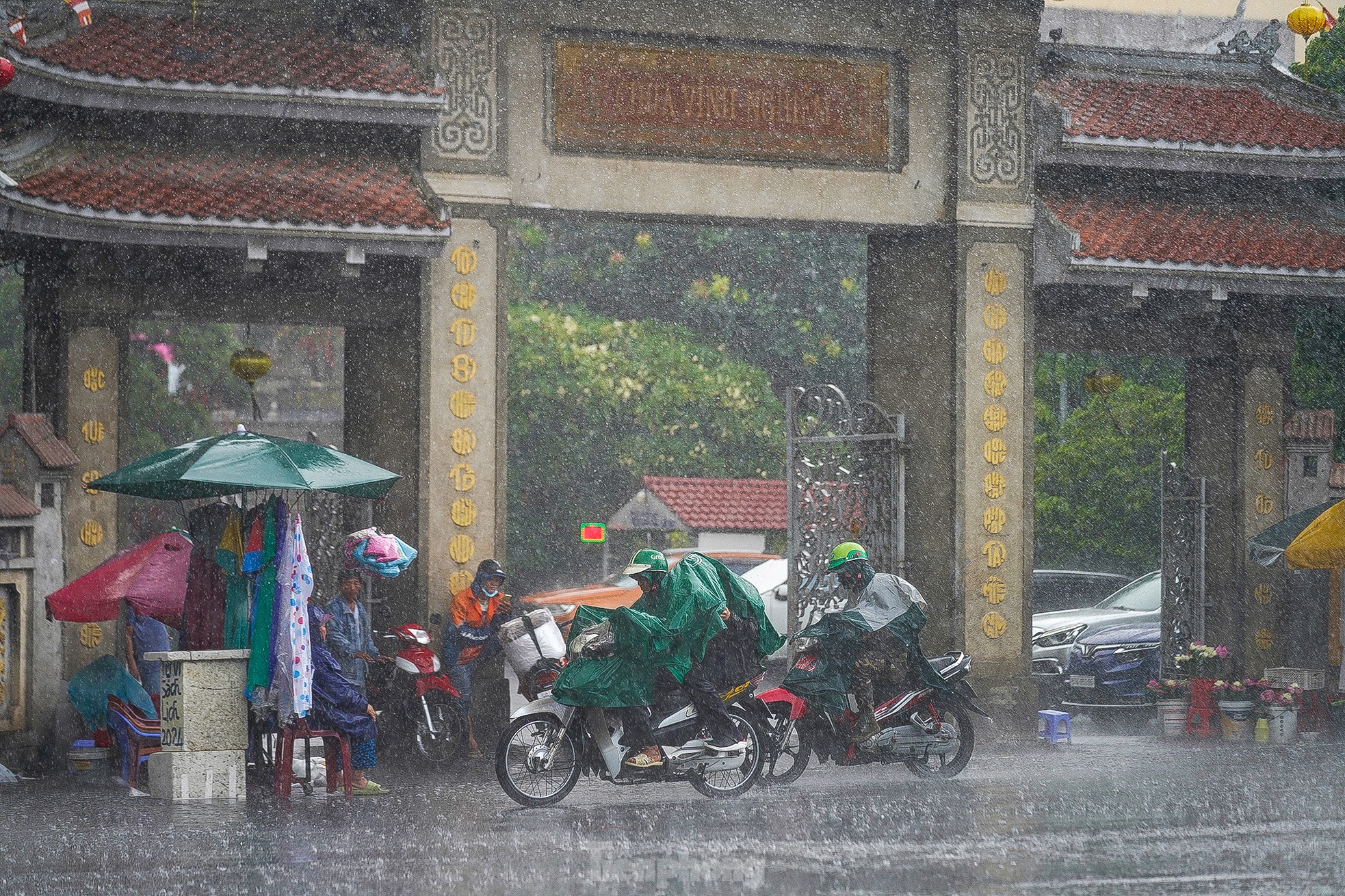 Mưa trắng trời ở TPHCM, nhiều người không kịp trở tay- Ảnh 1.