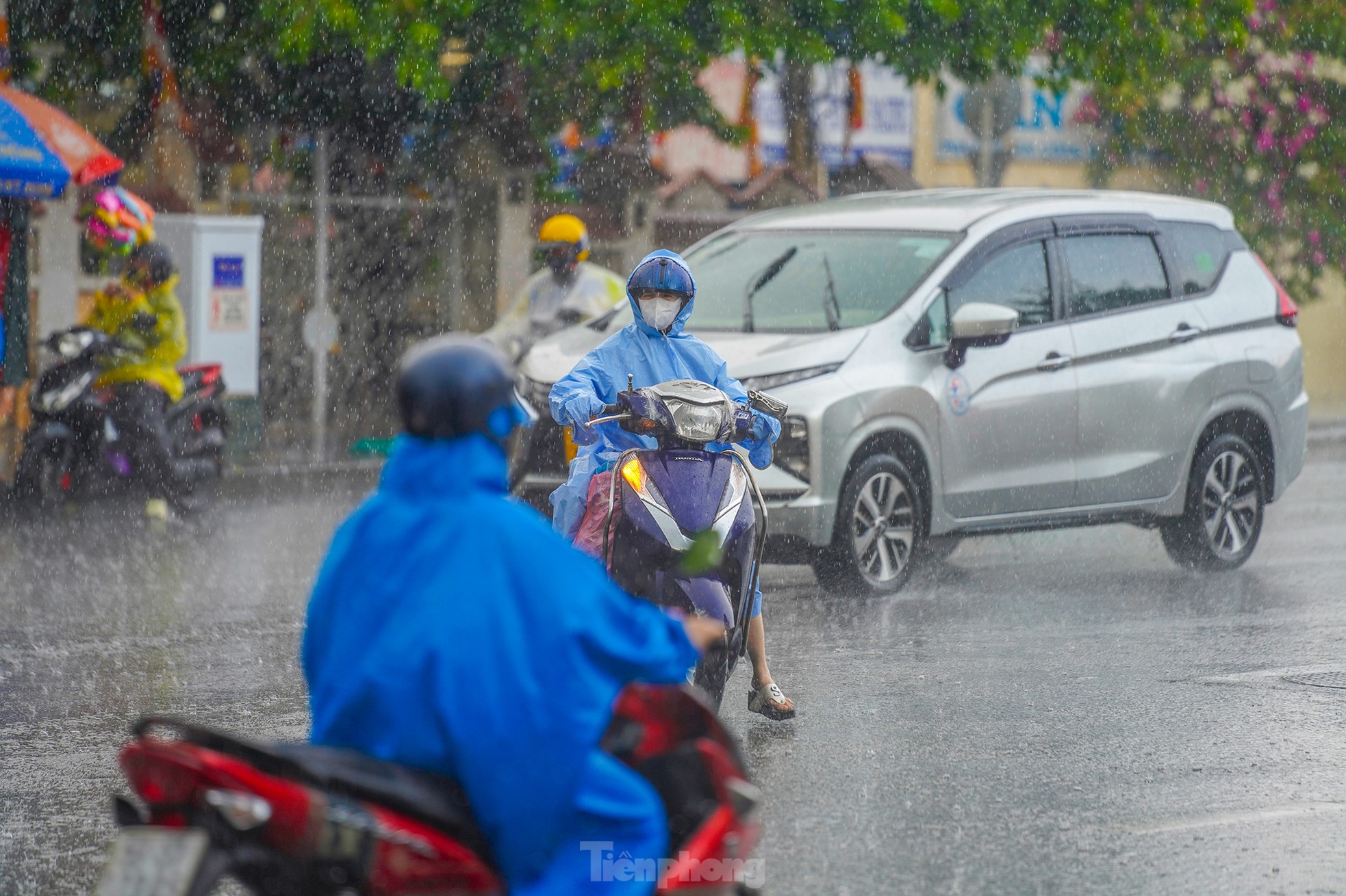 Mưa trắng trời ở TPHCM, nhiều người không kịp trở tay- Ảnh 11.