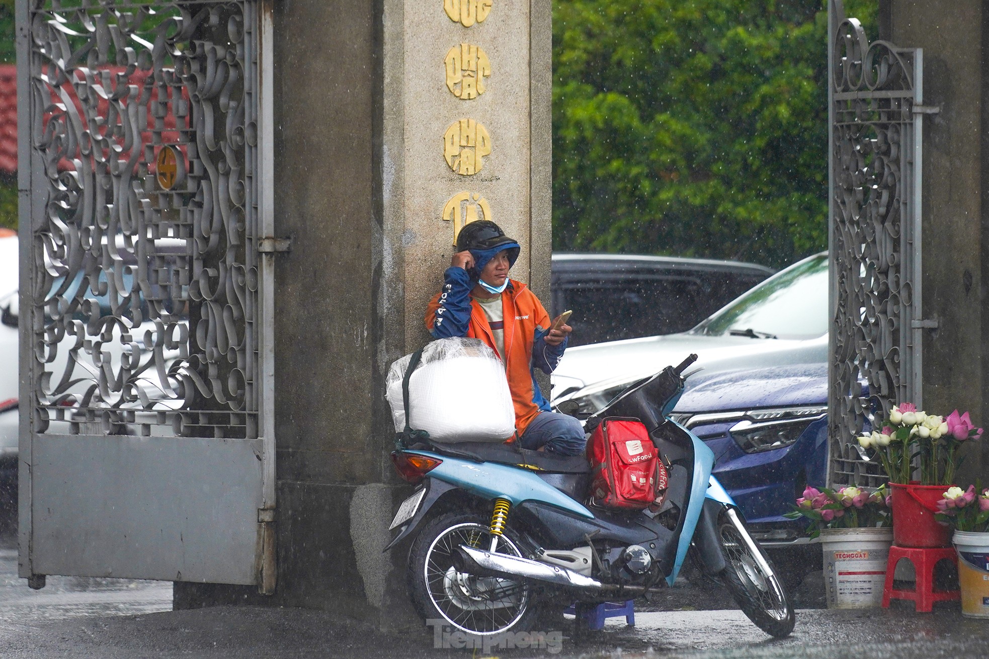 Mưa trắng trời ở TPHCM, nhiều người không kịp trở tay- Ảnh 3.