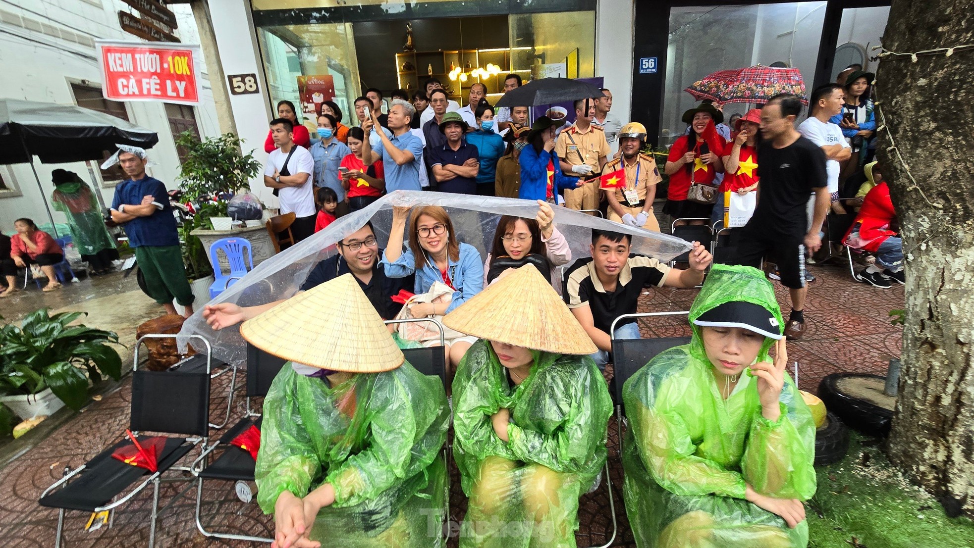 Người dân đội mưa chờ xem diễu binh, diễu hành Kỷ niệm 70 năm Chiến thắng Điện Biên Phủ- Ảnh 7.