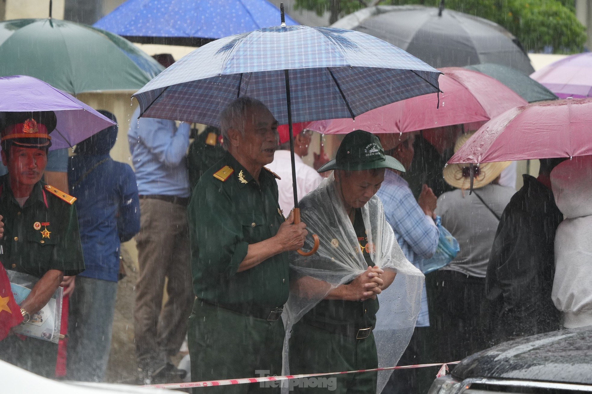 Người dân đội mưa chờ xem diễu binh, diễu hành Kỷ niệm 70 năm Chiến thắng Điện Biên Phủ- Ảnh 12.