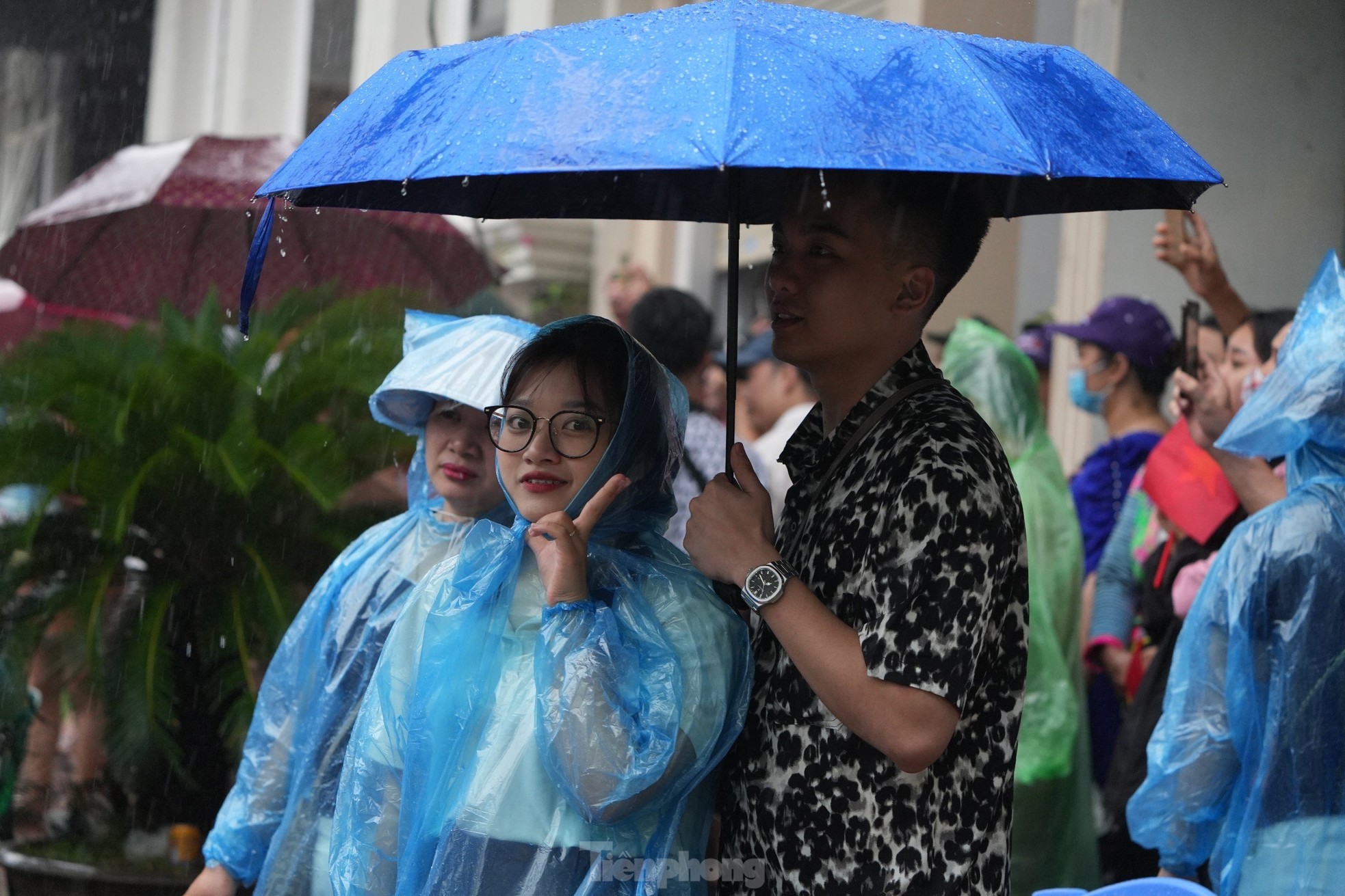 Người dân đội mưa chờ xem diễu binh, diễu hành Kỷ niệm 70 năm Chiến thắng Điện Biên Phủ- Ảnh 13.