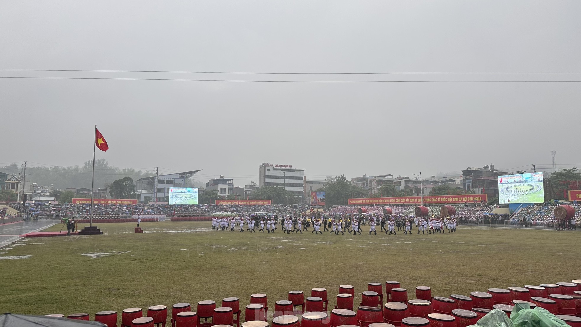 Người dân đội mưa chờ xem diễu binh, diễu hành Kỷ niệm 70 năm Chiến thắng Điện Biên Phủ- Ảnh 1.