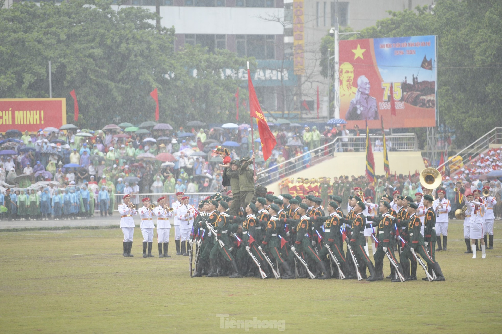 Người dân đội mưa chờ xem diễu binh, diễu hành Kỷ niệm 70 năm Chiến thắng Điện Biên Phủ- Ảnh 4.