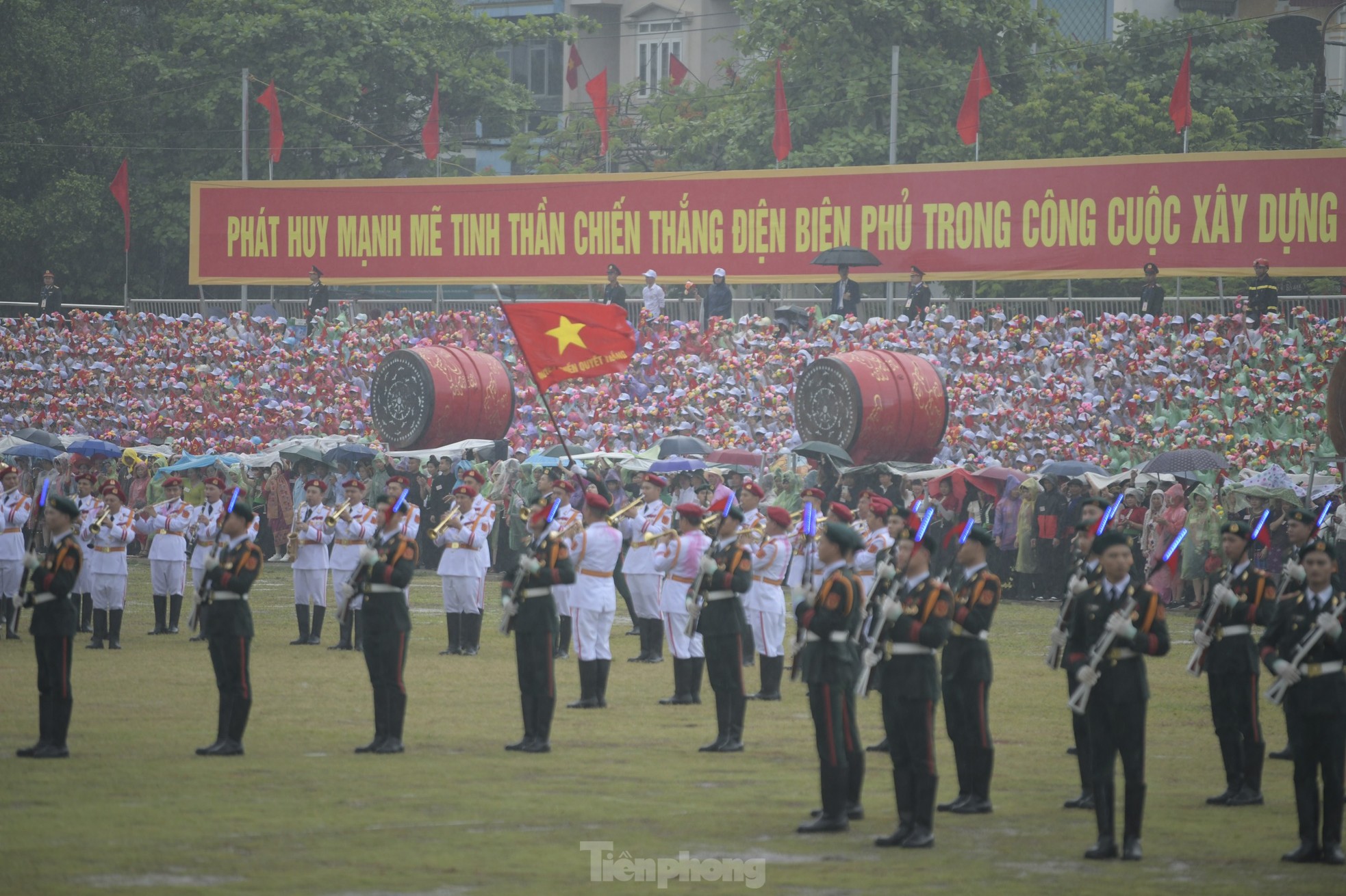 Người dân đội mưa chờ xem diễu binh, diễu hành Kỷ niệm 70 năm Chiến thắng Điện Biên Phủ- Ảnh 3.