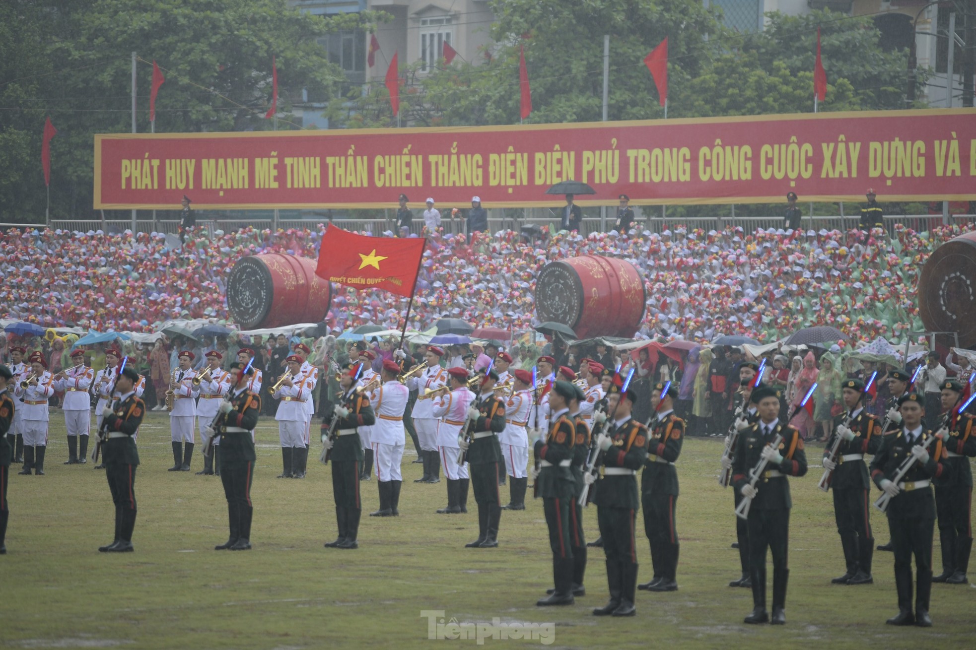 Người dân đội mưa chờ xem diễu binh, diễu hành Kỷ niệm 70 năm Chiến thắng Điện Biên Phủ- Ảnh 2.