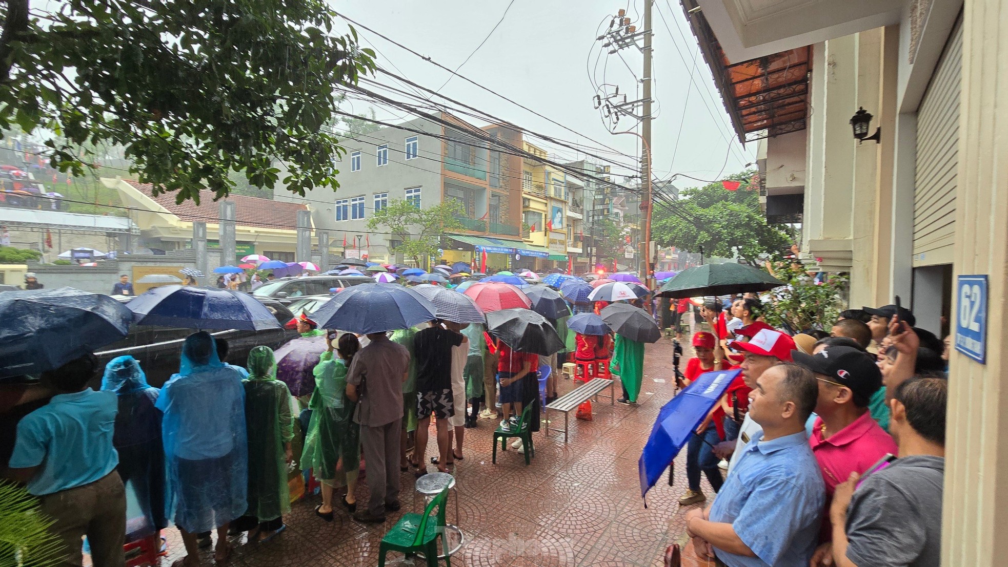 Người dân đội mưa chờ xem diễu binh, diễu hành Kỷ niệm 70 năm Chiến thắng Điện Biên Phủ- Ảnh 6.