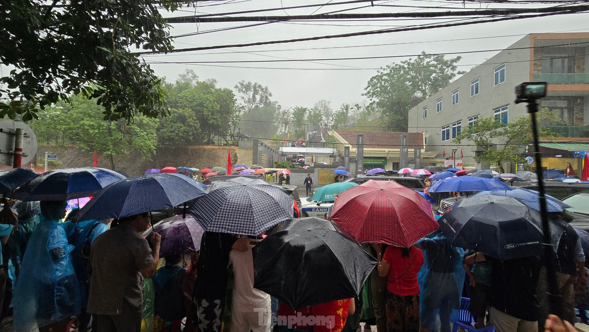 Người dân đội mưa chờ xem diễu binh, diễu hành Kỷ niệm 70 năm Chiến thắng Điện Biên Phủ- Ảnh 5.