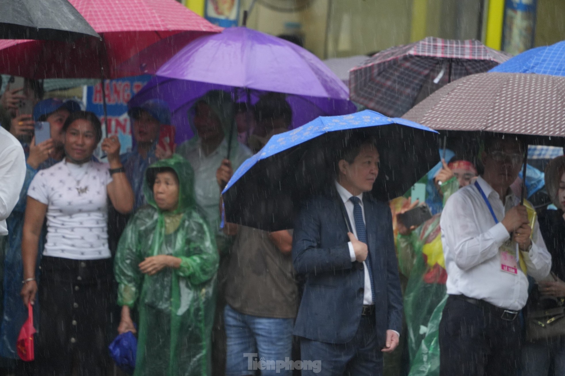 Người dân đội mưa chờ xem diễu binh, diễu hành Kỷ niệm 70 năm Chiến thắng Điện Biên Phủ- Ảnh 8.