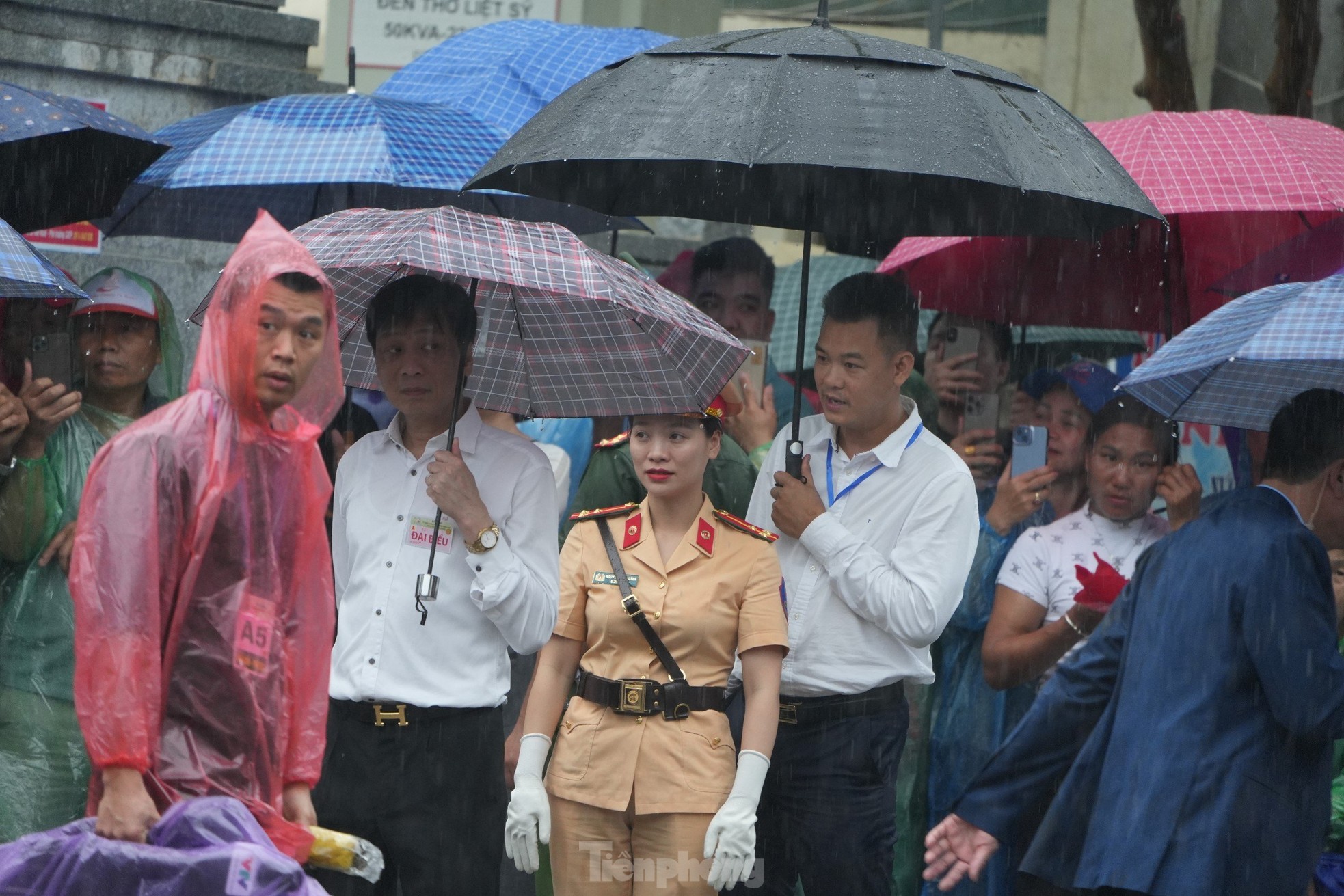 Người dân đội mưa chờ xem diễu binh, diễu hành Kỷ niệm 70 năm Chiến thắng Điện Biên Phủ- Ảnh 9.