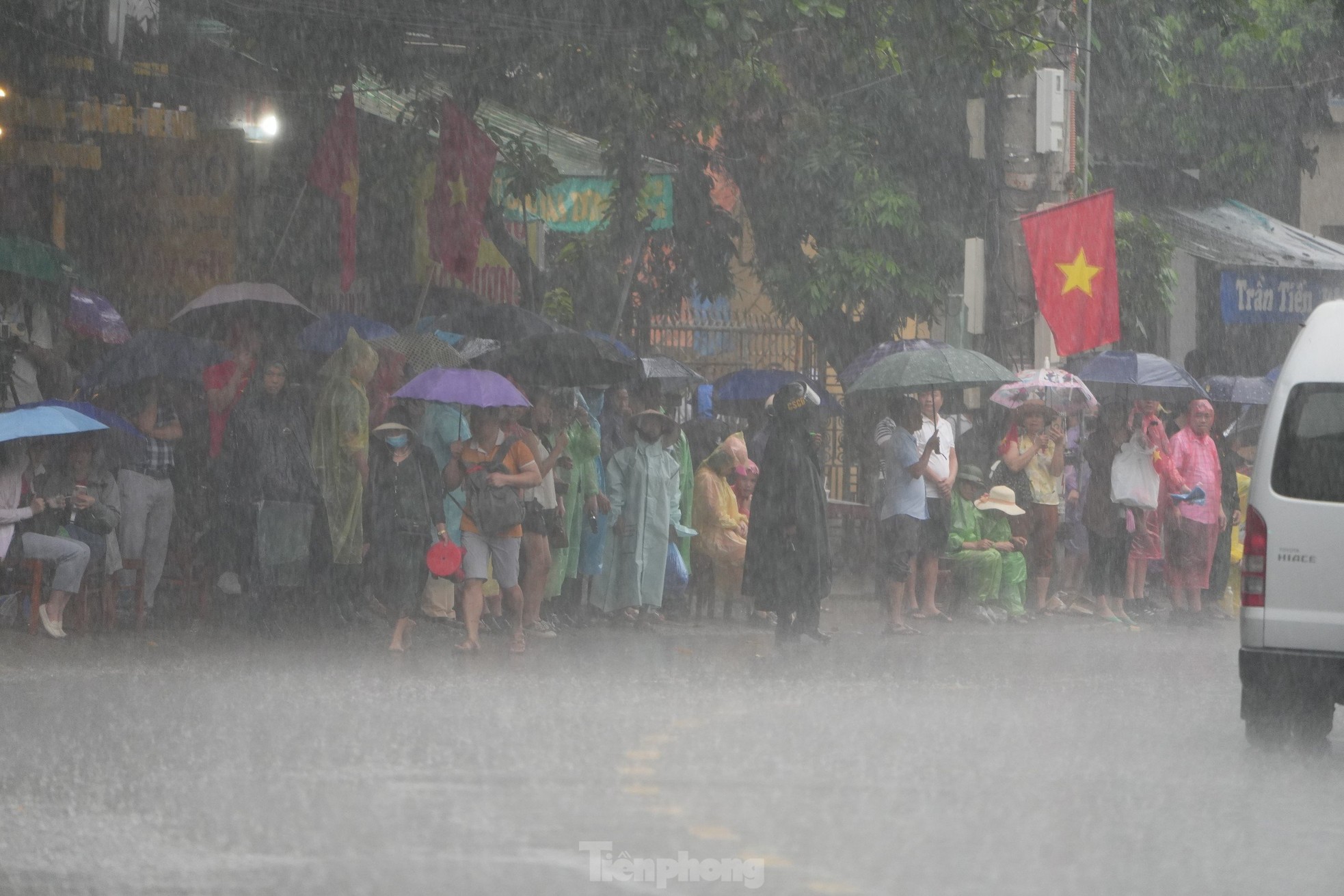 Người dân đội mưa chờ xem diễu binh, diễu hành Kỷ niệm 70 năm Chiến thắng Điện Biên Phủ- Ảnh 11.