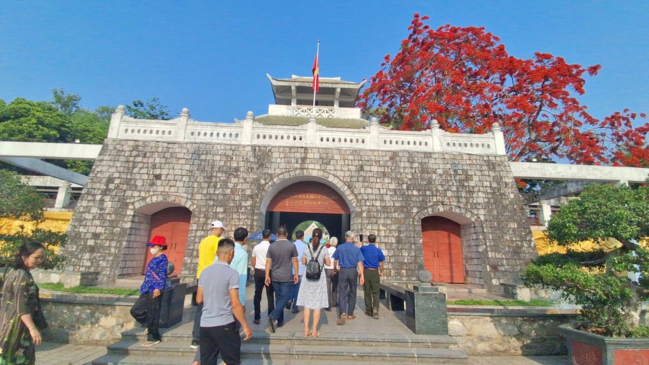 Hàng vạn du khách đổ về Điện Biên Phủ trước giờ đại lễ- Ảnh 20.