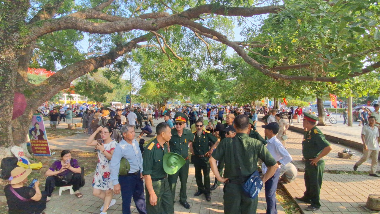 Hàng vạn du khách đổ về Điện Biên Phủ trước giờ đại lễ- Ảnh 4.