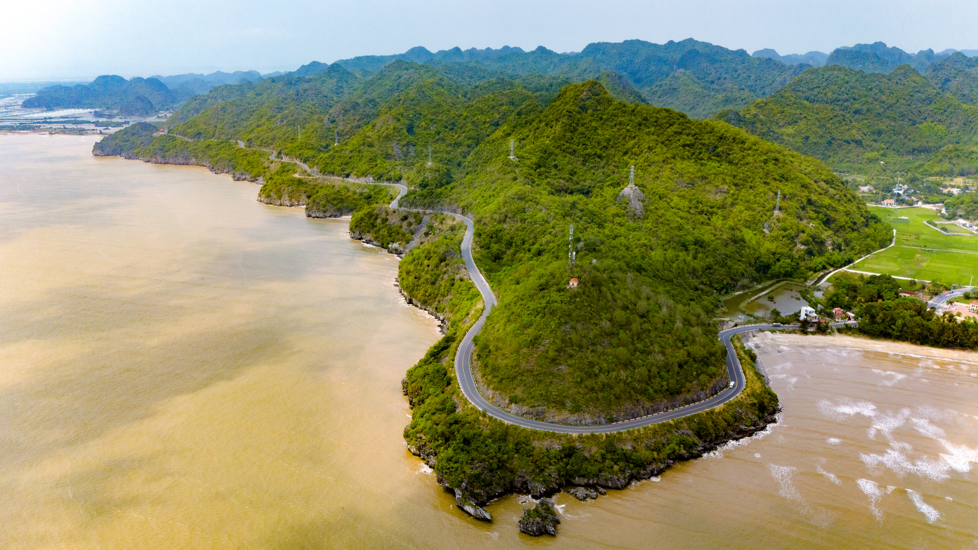 Ngắm con đường 1.800 tỷ uốn lượn giữa rừng và biển, chạy xuyên hòn đảo lớn thứ 3 Việt Nam- Ảnh 1.