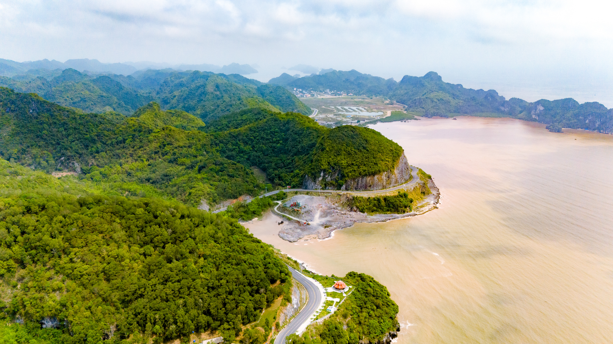 Ngắm con đường 1.800 tỷ uốn lượn giữa rừng và biển, chạy xuyên hòn đảo lớn thứ 3 Việt Nam- Ảnh 10.