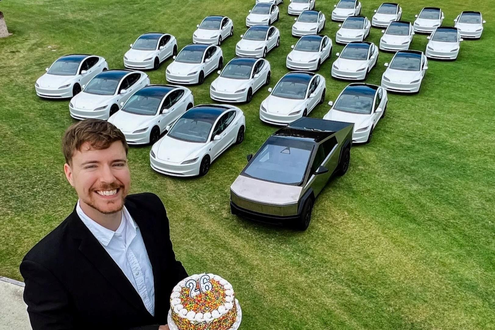 Bước sang tuổi 26, YouTuber giàu nhất thế giới chốt giveaway 26 chiếc Tesla  – Không thích