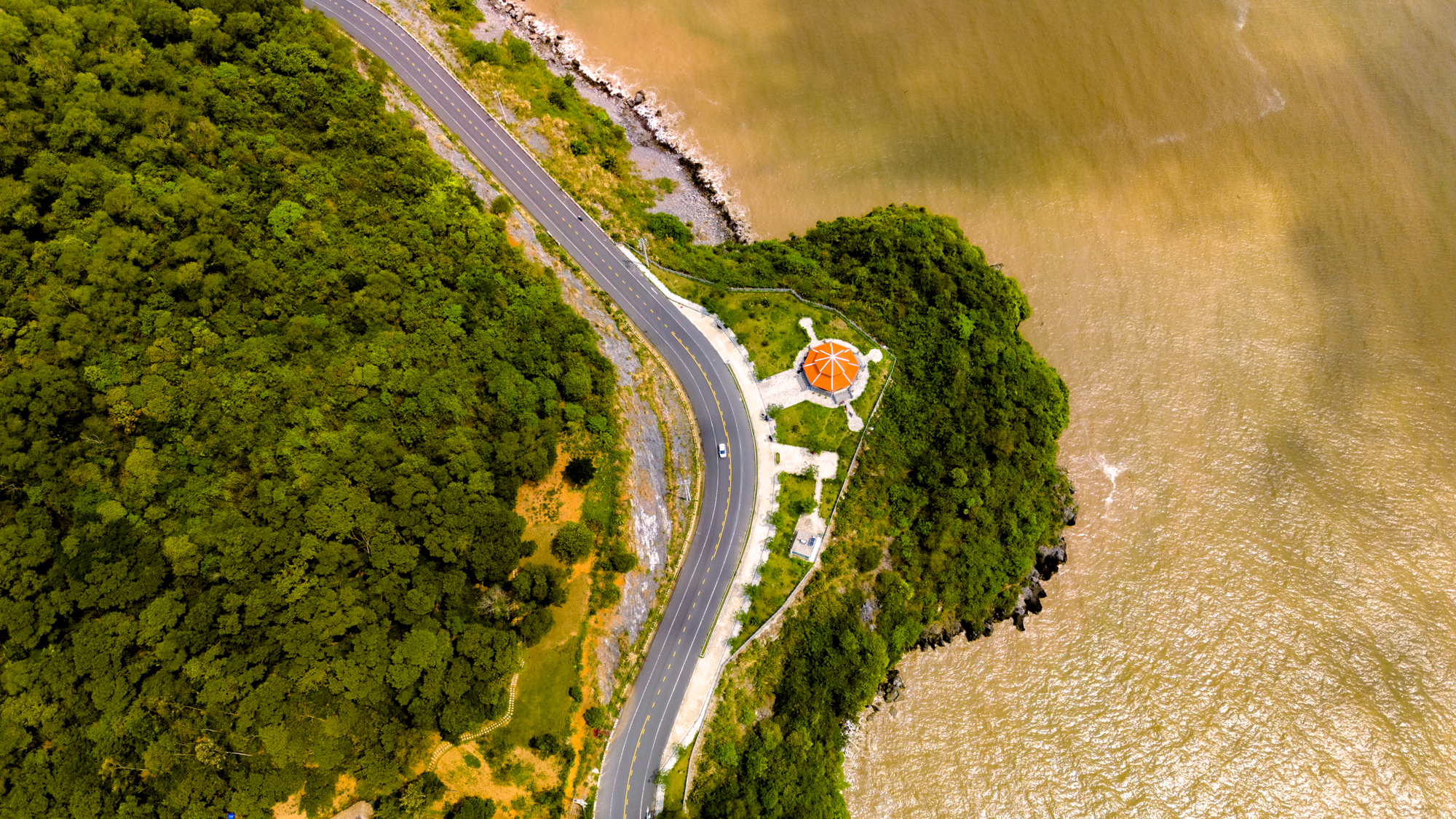 Ngắm con đường 1.800 tỷ uốn lượn giữa rừng và biển, chạy xuyên hòn đảo lớn thứ 3 Việt Nam- Ảnh 3.