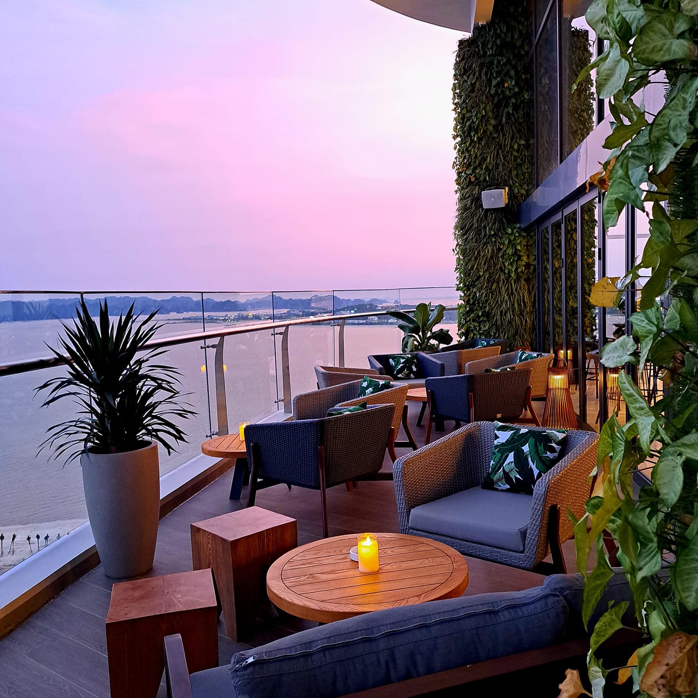 Khách sạn biển đẹp nhất Việt Nam từng nhận cả loạt giải thưởng quốc tế: Rooftop ngắm trọn toàn cảnh vịnh Hạ Long, có bãi biển riêng thỏa sức chơi