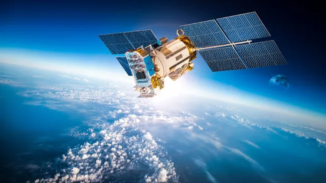 Vì sao một thiết bị Bluetooth trên Trái đất có thể kết nối thành công với vệ tinh ở khoảng cách 600 km?- Ảnh 1.