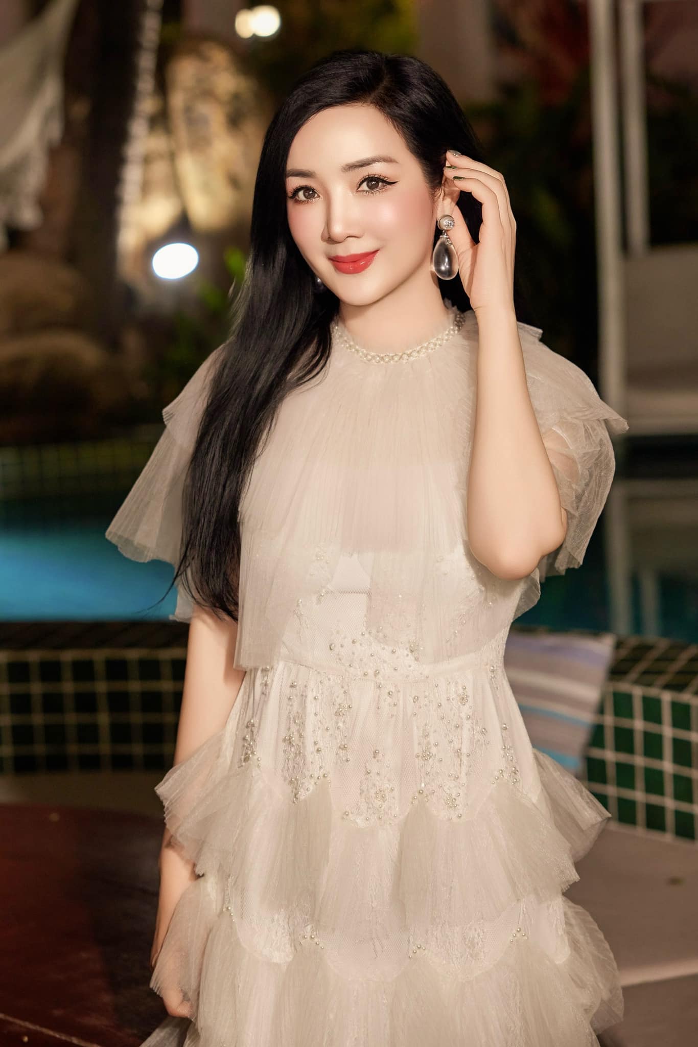 Hoa hậu Việt "độc nhất vô nhị" tuổi 53 vẫn đẹp như búp bê, ở biệt thự xa hoa, đi mỏi chân không hết